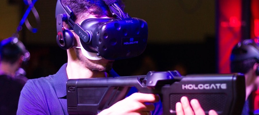 Augmented reality and artificial intelligence used in a shhoting game.